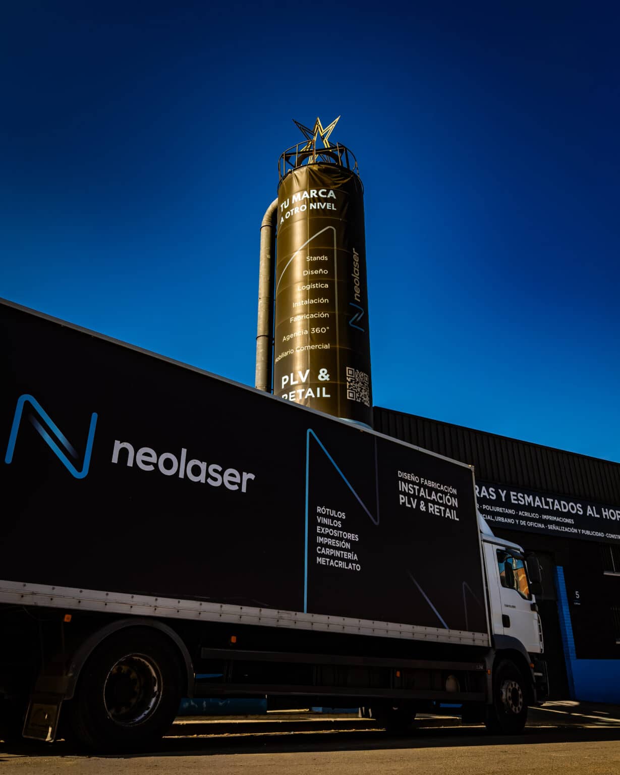 Vehículo de Neolaser junto a las instalaciones industriales