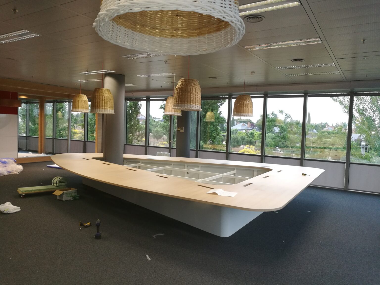 Instalación de mobiliario de oficina de Neolaser en un espacio de trabajo